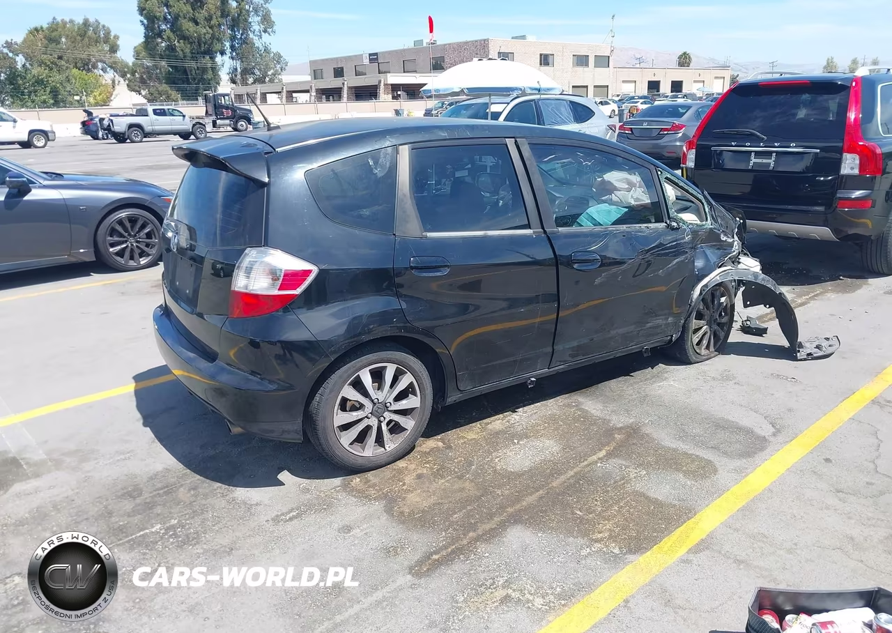 2013 Honda Fit Sport VIN:JHMGE8H56DC072838 - 4