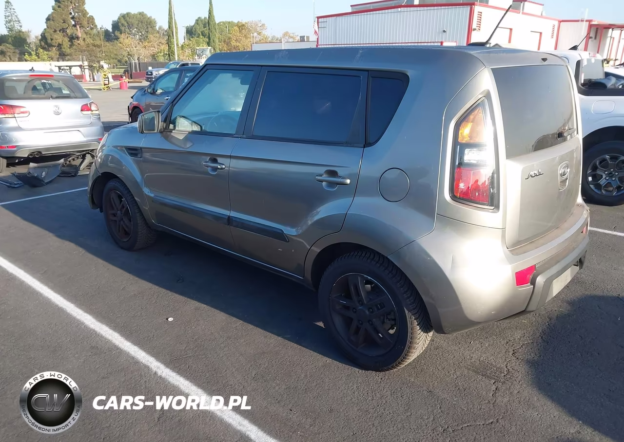 2011 Kia Soul + VIN:KNDJT2A20B7260013 - 3