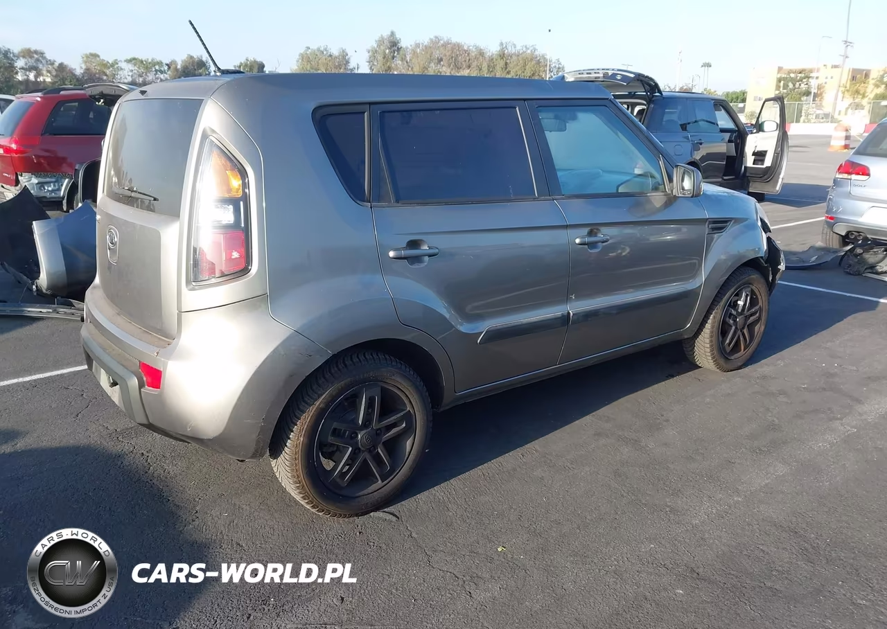 2011 Kia Soul + VIN:KNDJT2A20B7260013 - 4