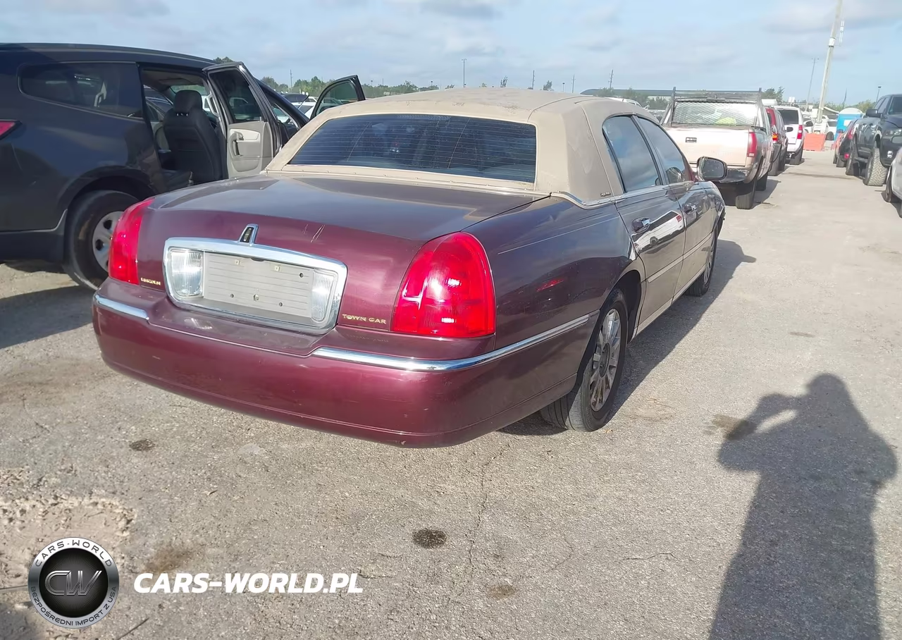 2006 Lincoln Town Car Signature VIN:1LNHM81WX6Y608607 - 4