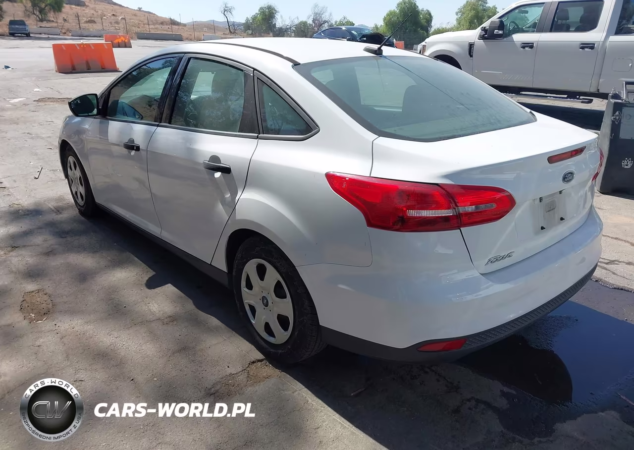 2015 Ford Focus S VIN:1FADP3E20FL358043 - 3
