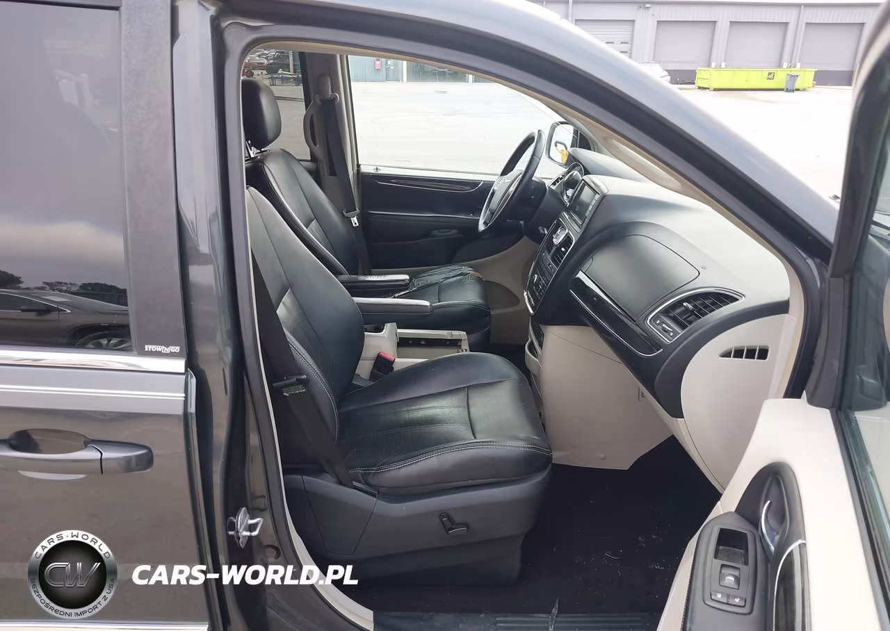 2011 Chrysler Town & Country Touring-L VIN:2A4RR8DG3BR703825 - 5