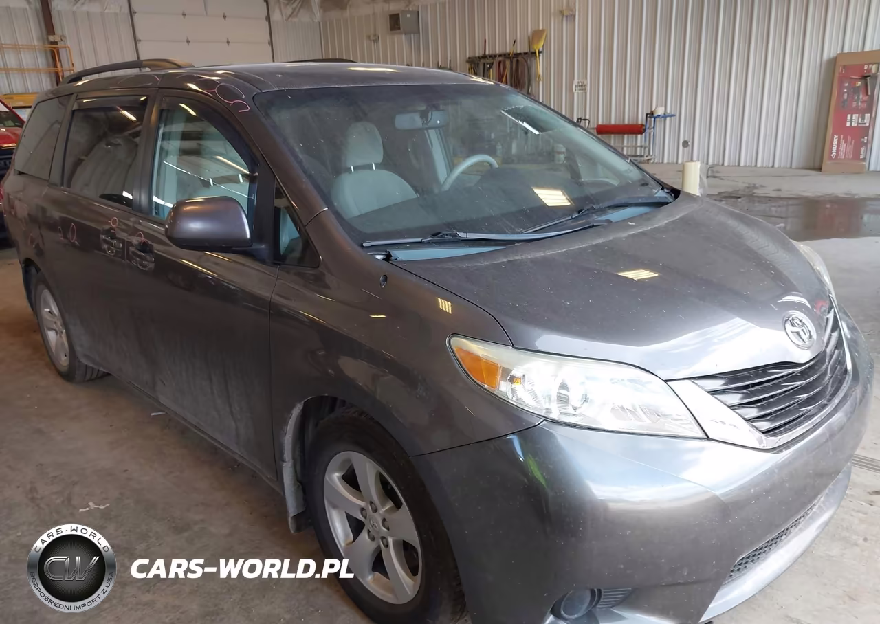 2013 Toyota Sienna Le V6 8 Passenger