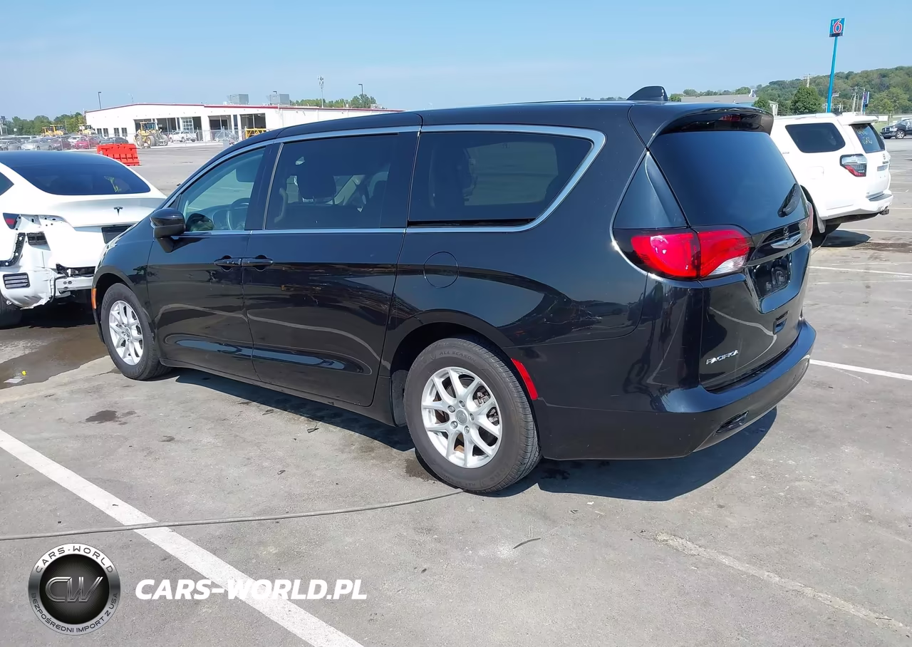2017 Chrysler Pacifica Touring VIN:2C4RC1DG8HR522565 - 3