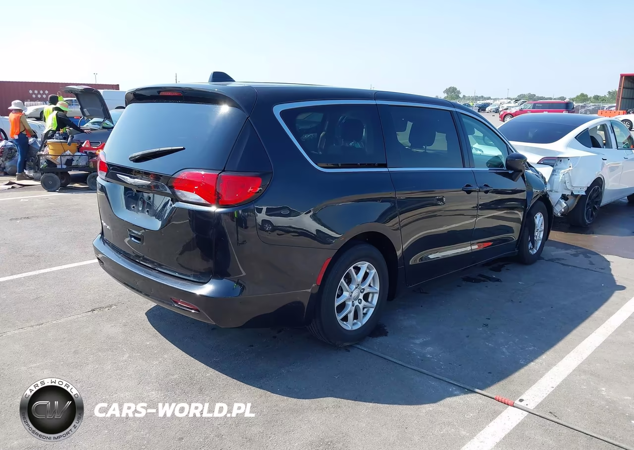 2017 Chrysler Pacifica Touring VIN:2C4RC1DG8HR522565 - 4