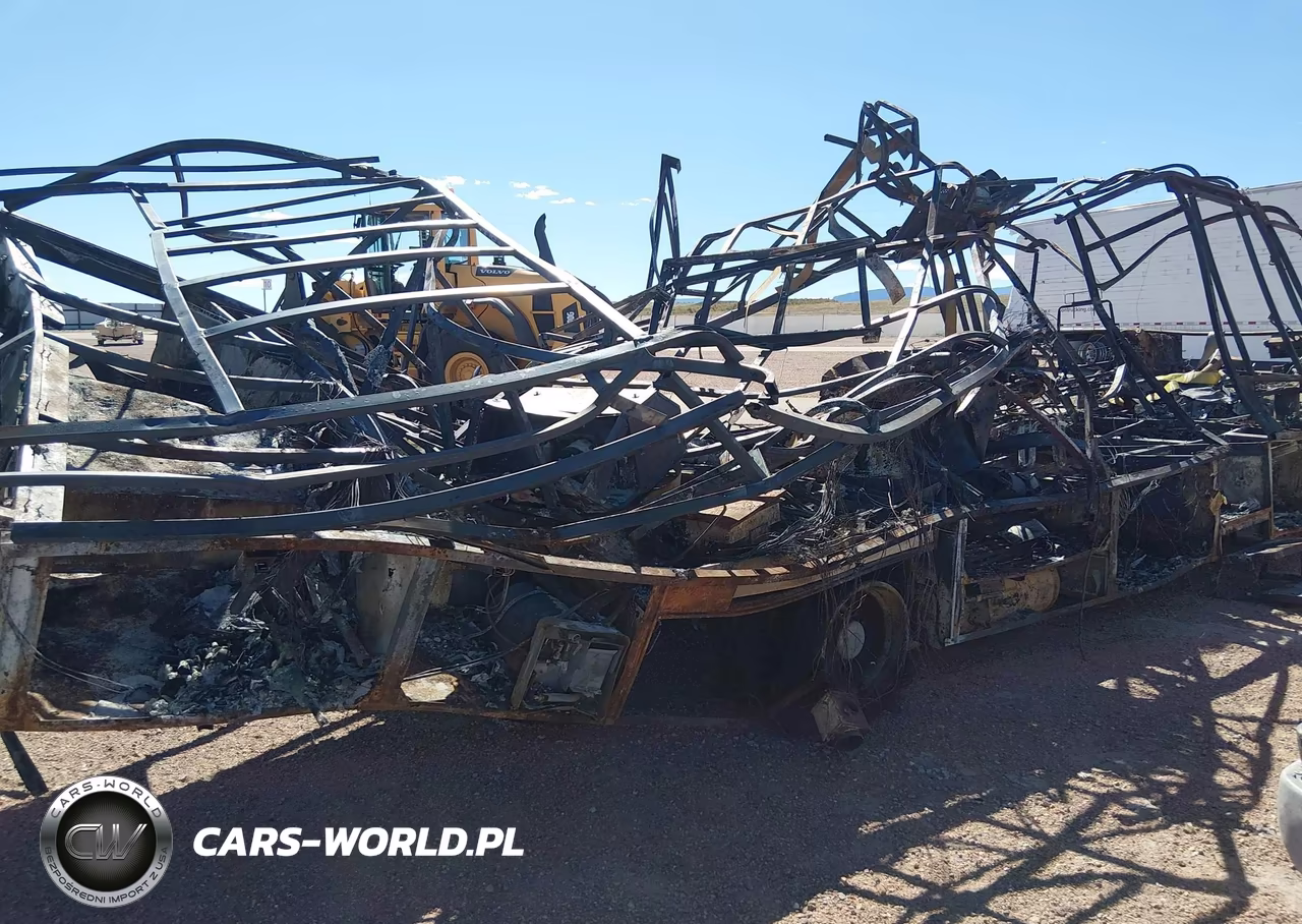 1999 Ford F550 Super Duty Stripped Chass VIN:3FCMF53S0XJA05492 - 4