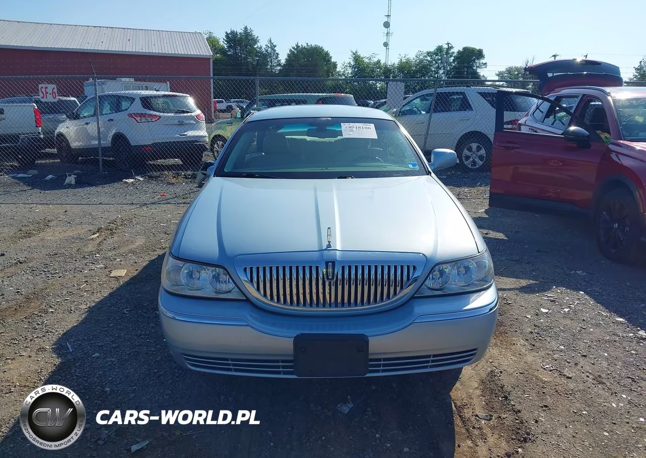 2008 Lincoln Town Car Signature Limited VIN:2LNHM82VX8X642359 - 11