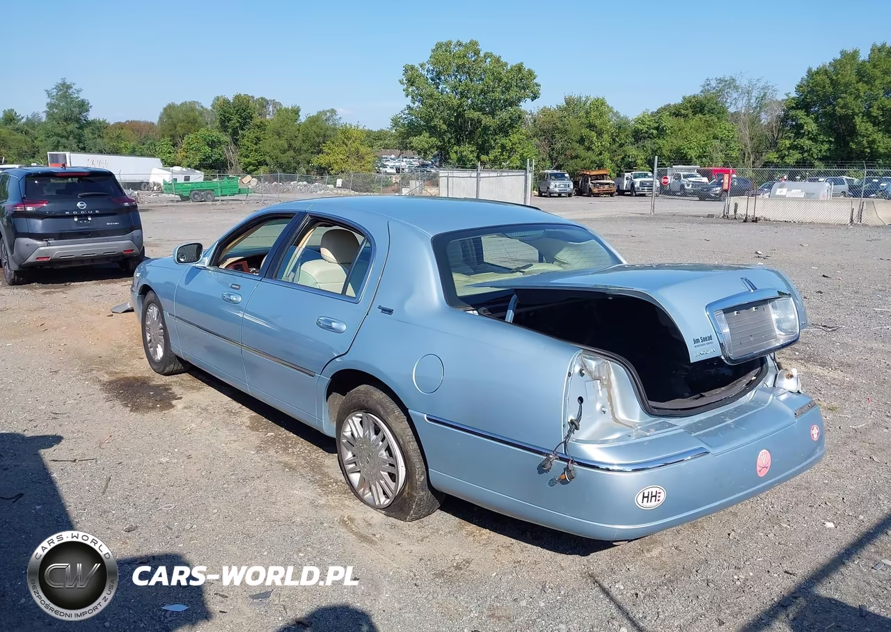 2008 Lincoln Town Car Signature Limited VIN:2LNHM82VX8X642359 - 3
