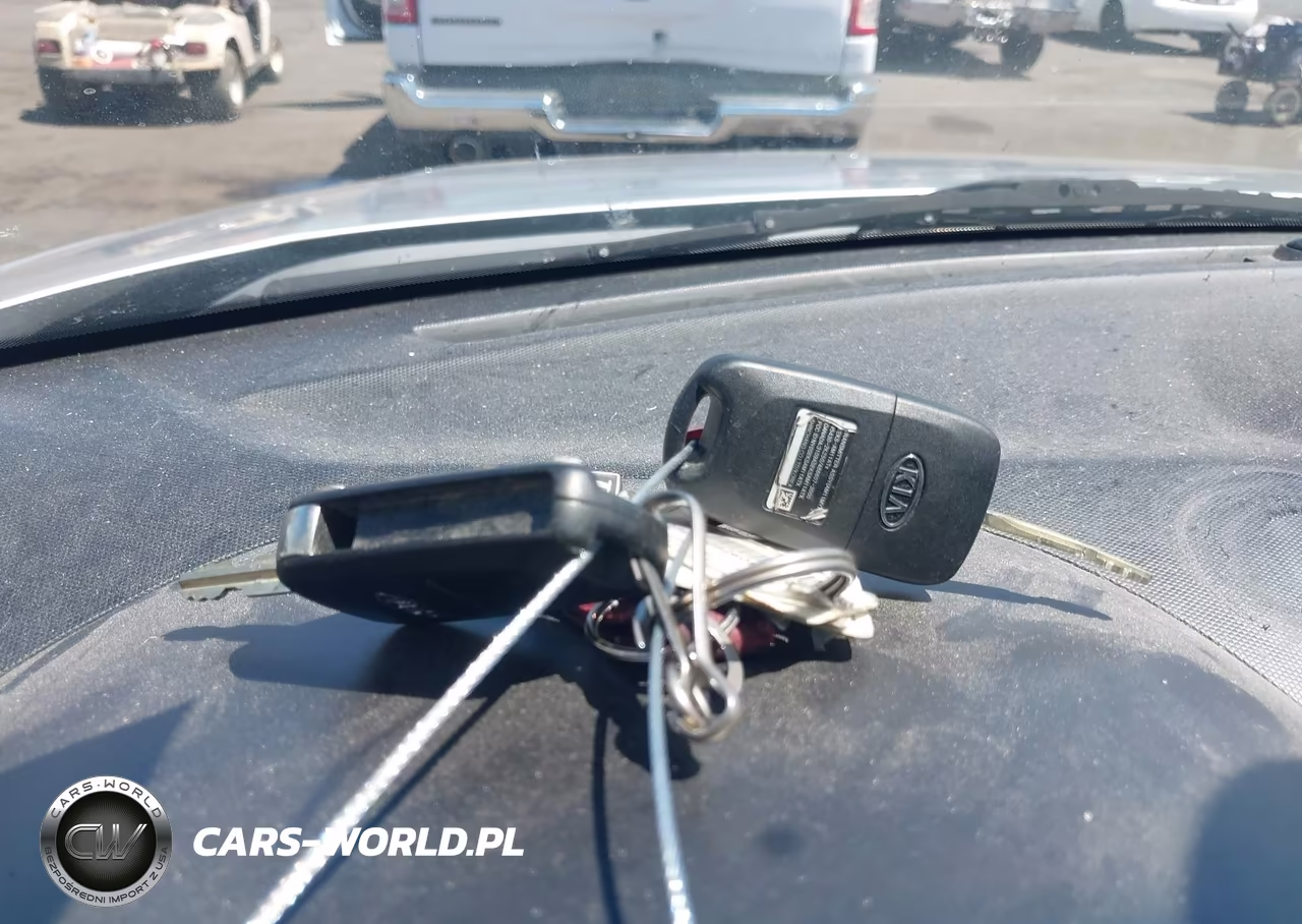 2011 Kia Soul + VIN:KNDJT2A28B7272765 - 11