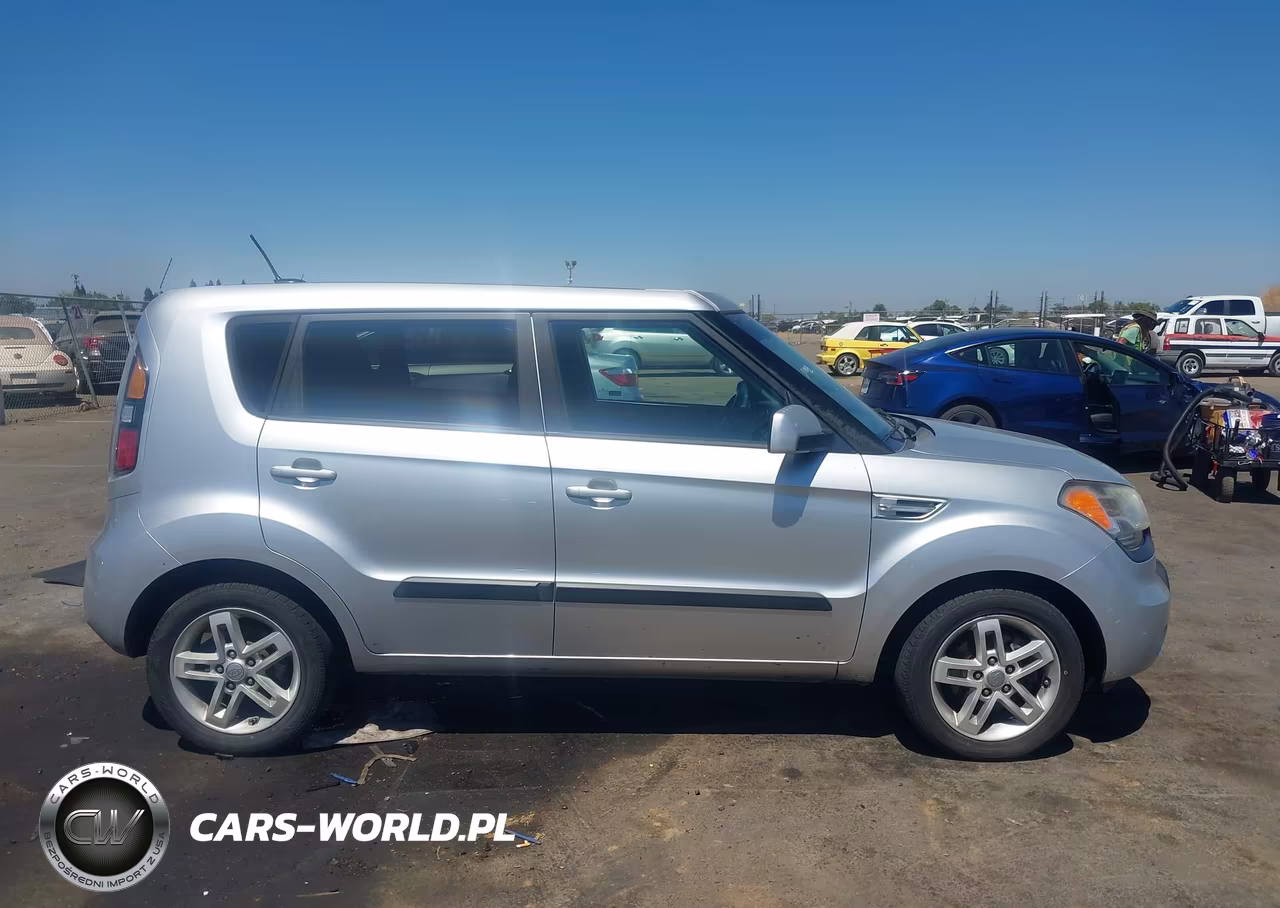 2011 Kia Soul + VIN:KNDJT2A28B7272765 - 13