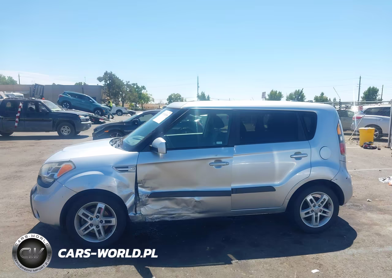 2011 Kia Soul + VIN:KNDJT2A28B7272765 - 14