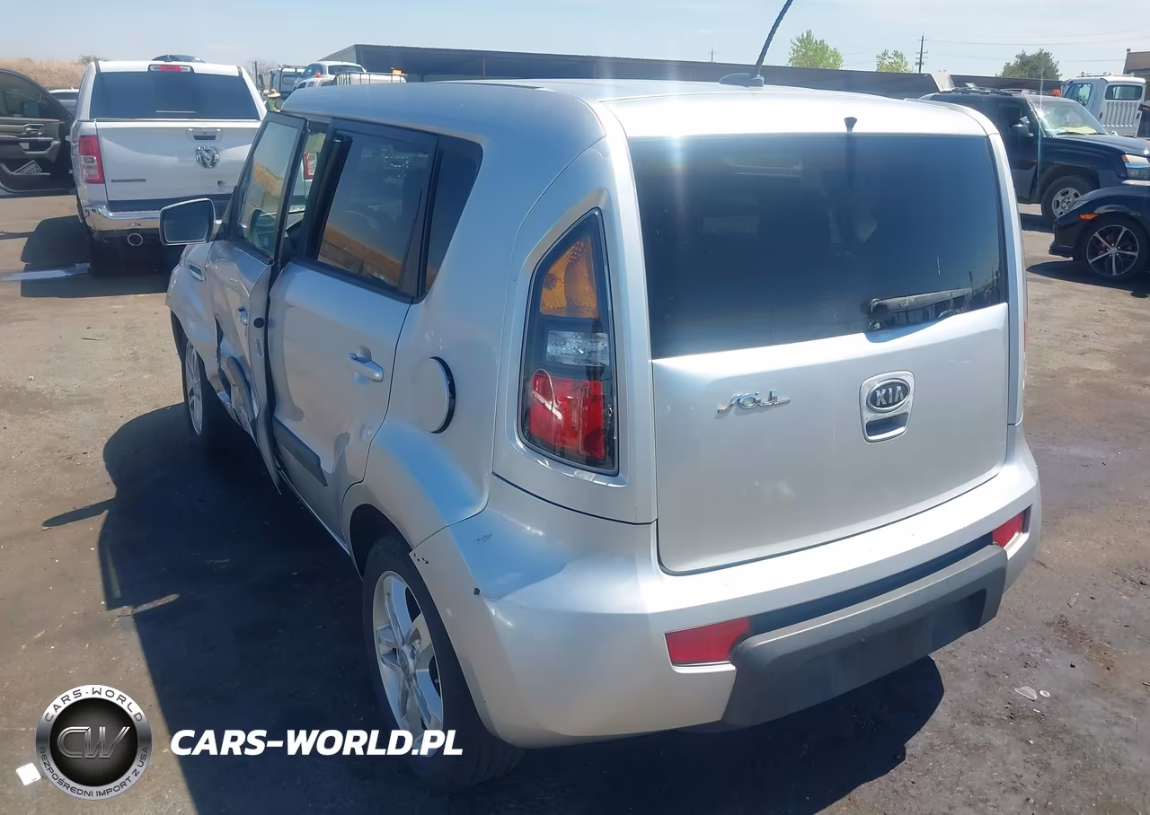 2011 Kia Soul + VIN:KNDJT2A28B7272765 - 3