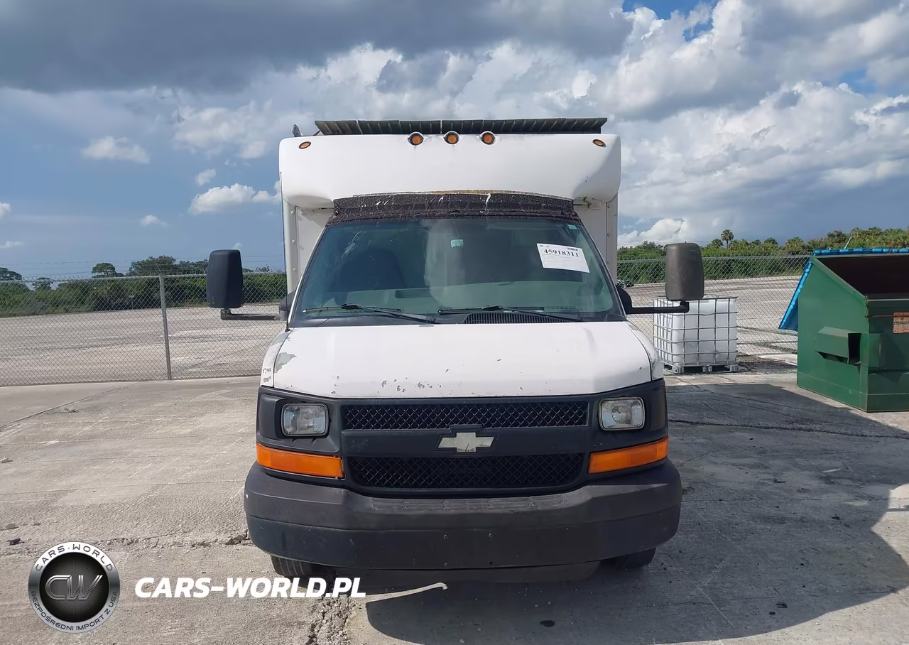 2005 Chevrolet Express Cutaway Base W-C7L-C7N VIN:1GBJG31U551154681 - 11