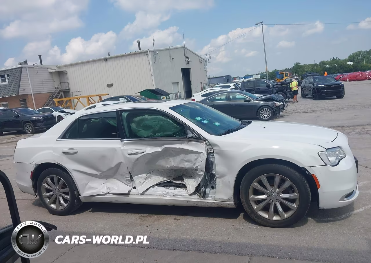2019 Chrysler 300 Touring VIN:2C3CCARG5KH591097 - 13