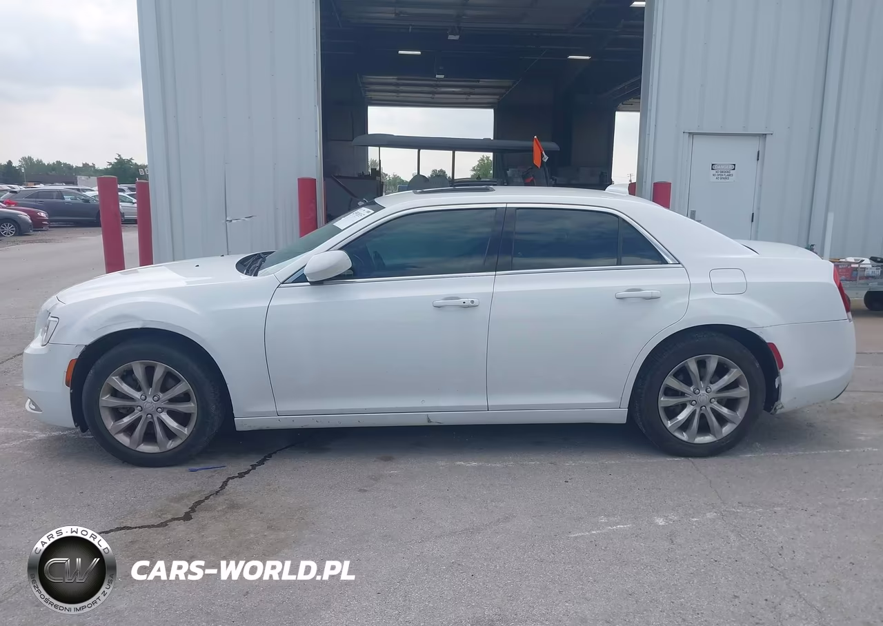 2019 Chrysler 300 Touring VIN:2C3CCARG5KH591097 - 14