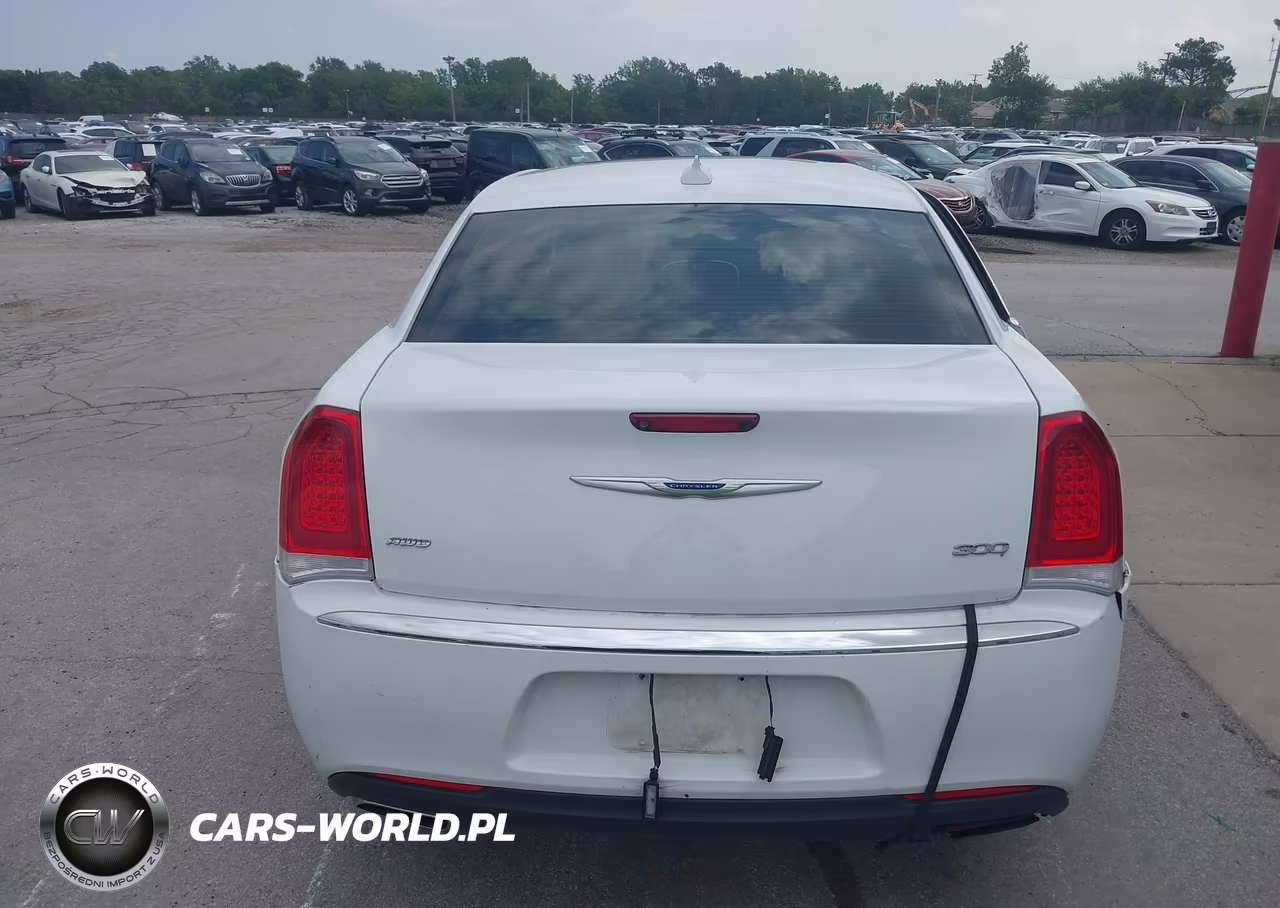 2019 Chrysler 300 Touring VIN:2C3CCARG5KH591097 - 16