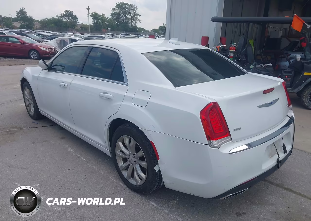 2019 Chrysler 300 Touring VIN:2C3CCARG5KH591097 - 3