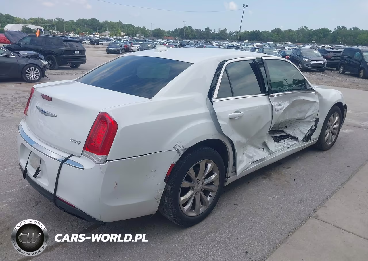 2019 Chrysler 300 Touring VIN:2C3CCARG5KH591097 - 4