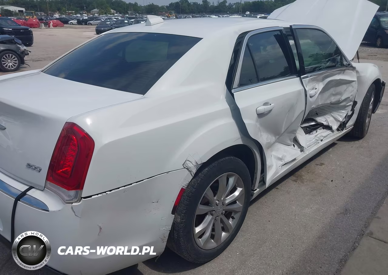 2019 Chrysler 300 Touring VIN:2C3CCARG5KH591097 - 6