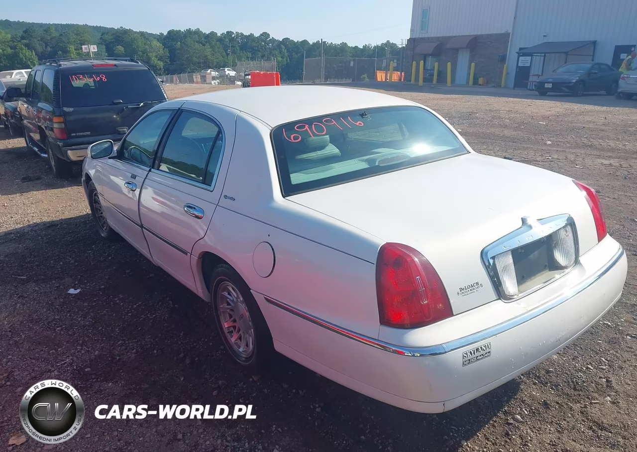 1999 Lincoln Town Car Signature VIN:1LNHM82W4XY690916 - 3