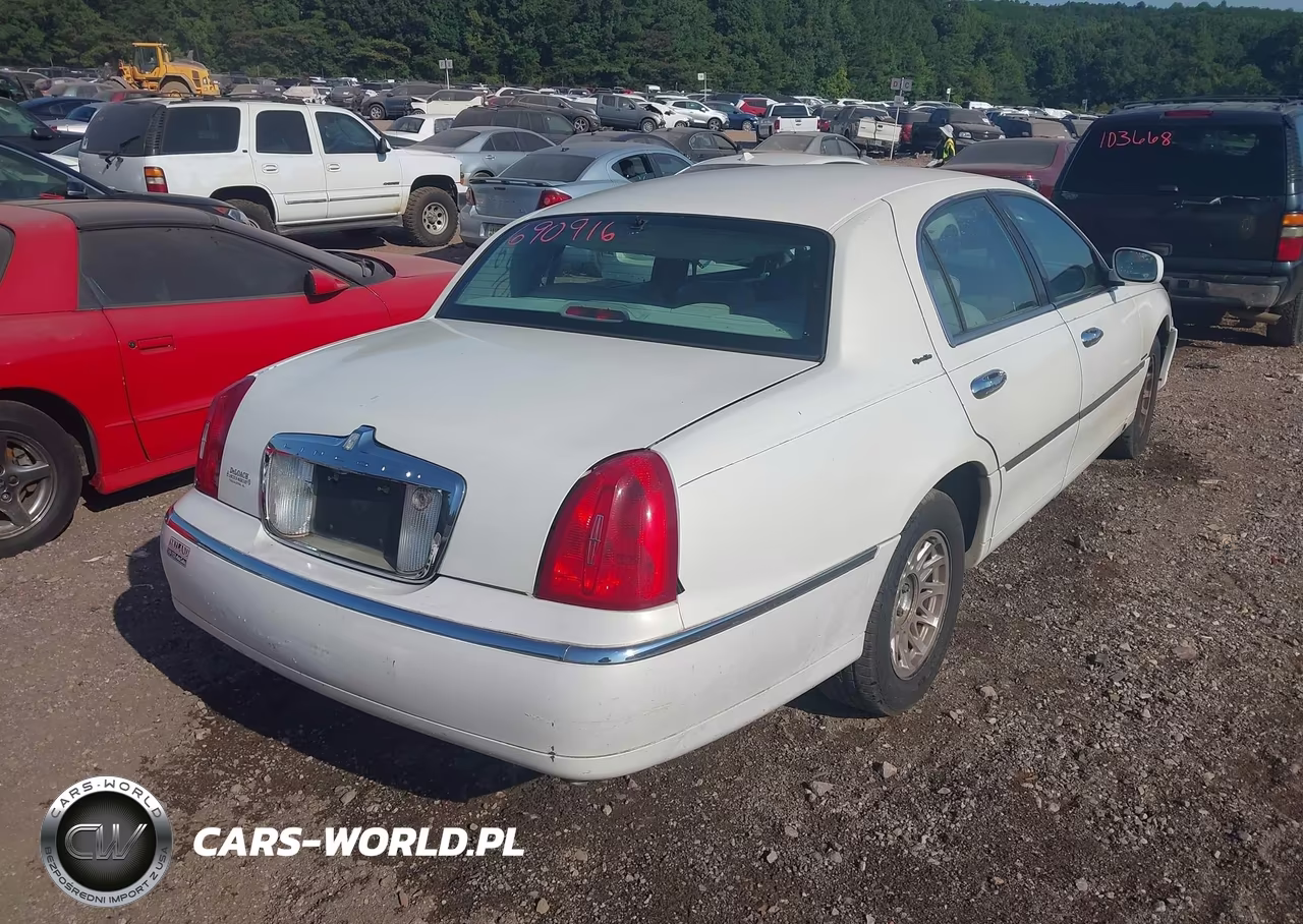 1999 Lincoln Town Car Signature VIN:1LNHM82W4XY690916 - 4