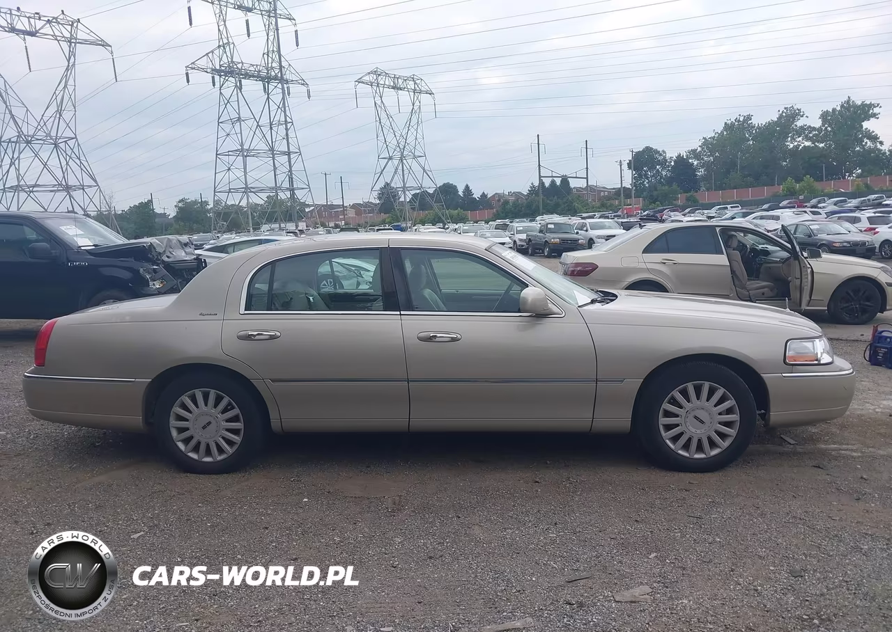 2005 Lincoln Town Car Signature VIN:1LNHM81W75Y601208 - 13