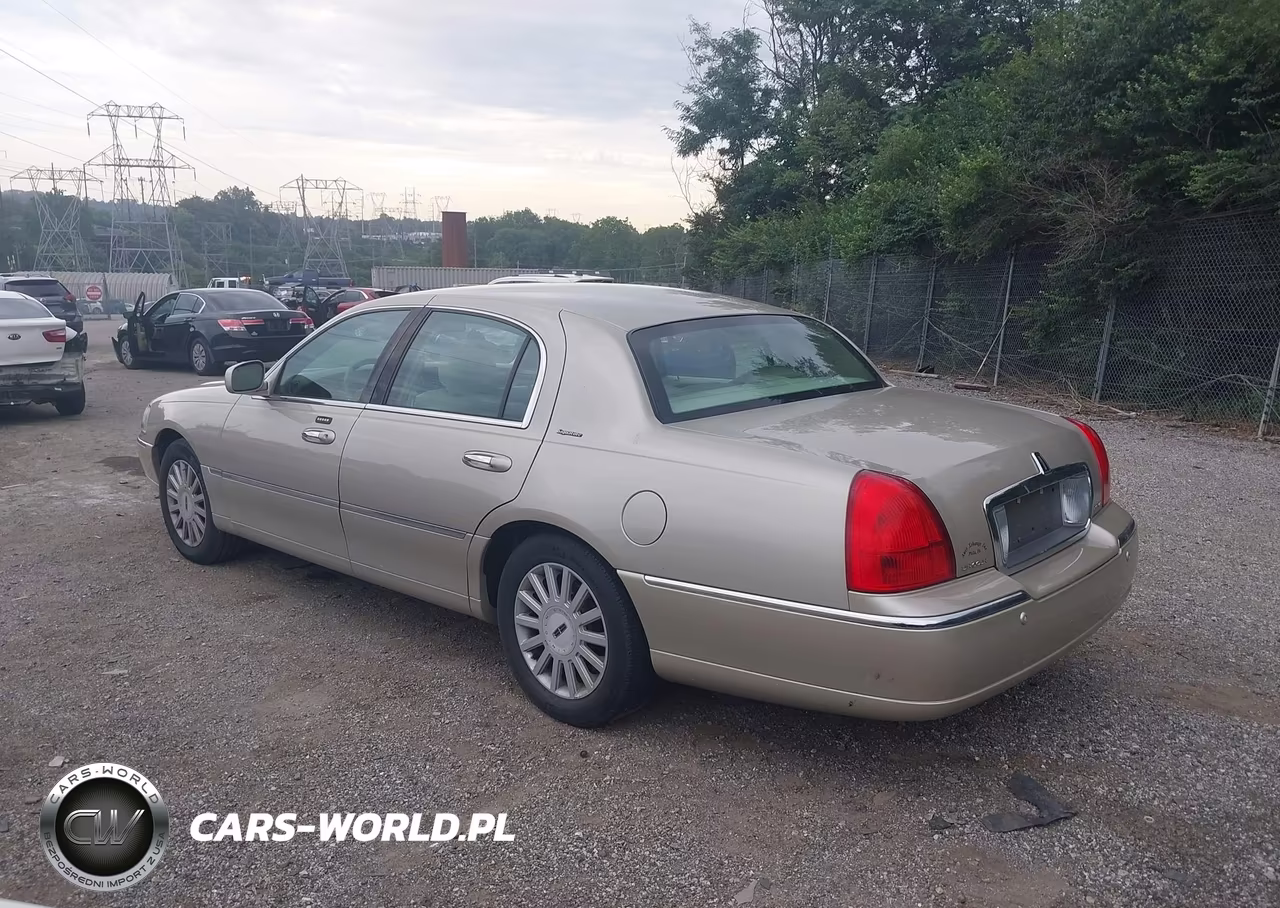 2005 Lincoln Town Car Signature VIN:1LNHM81W75Y601208 - 3