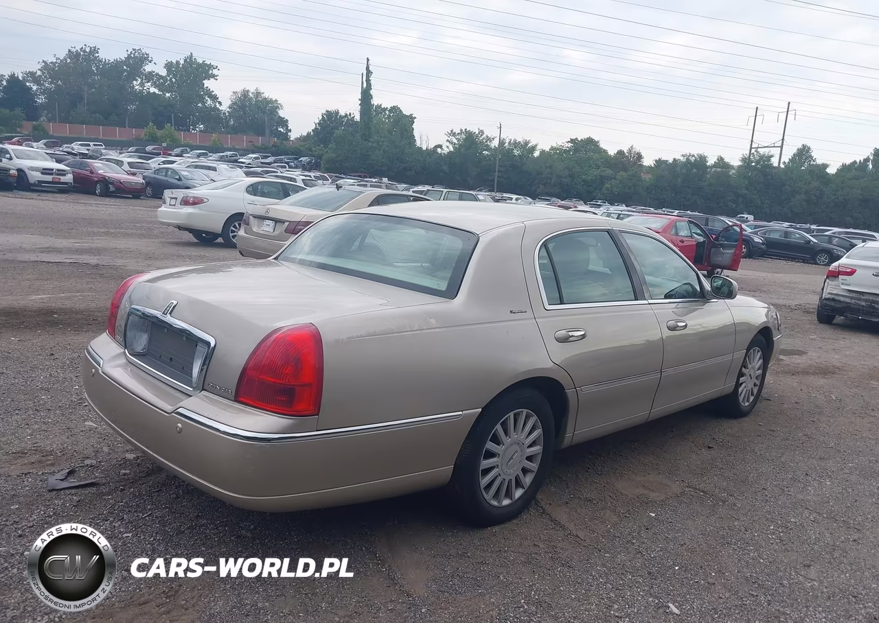 2005 Lincoln Town Car Signature VIN:1LNHM81W75Y601208 - 4