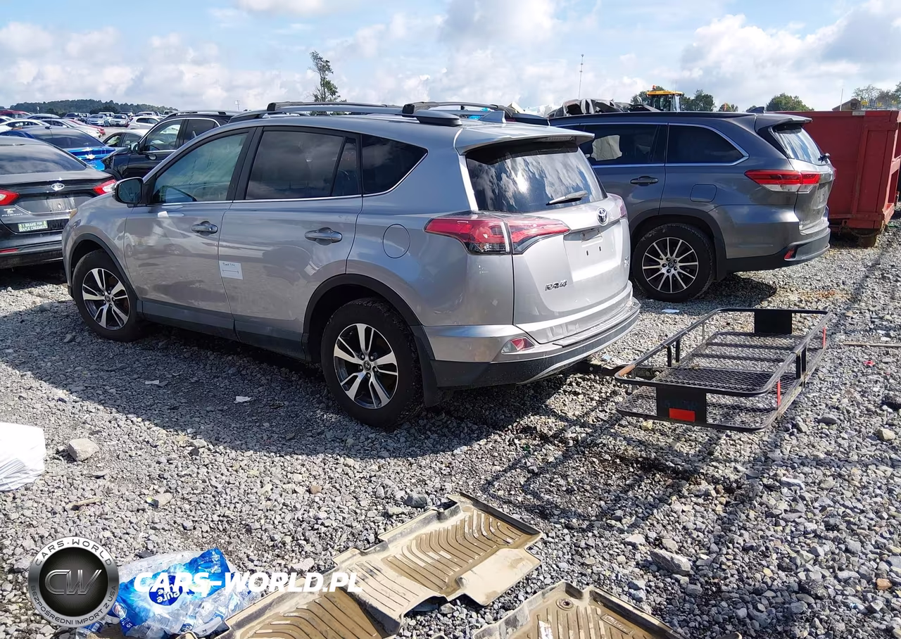 2018 Toyota Rav4 Xle VIN:2T3RFREV5JW709633 - 3