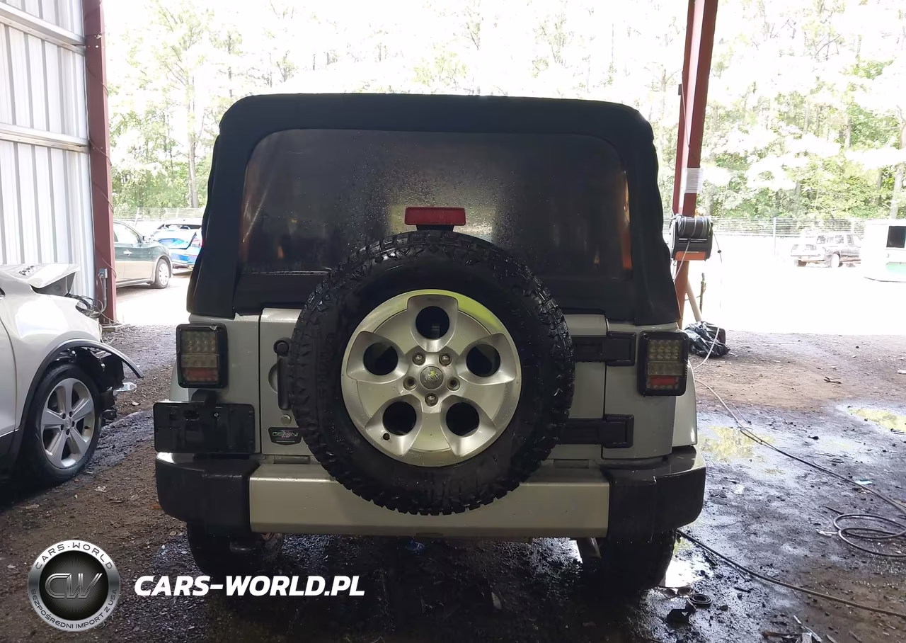 2013 Jeep Wrangler Unlimited Sahara VIN:1C4HJWEG3DL671093 - 17