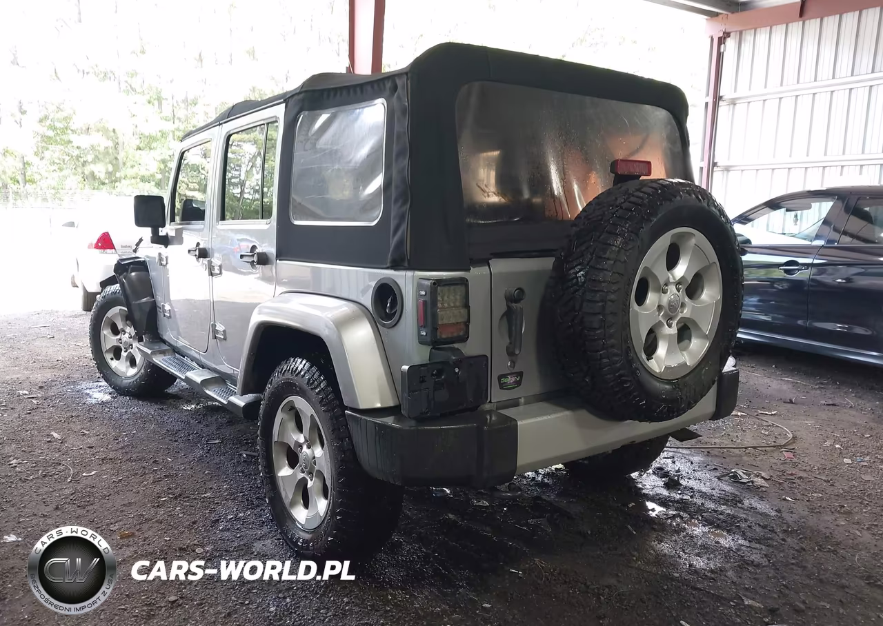 2013 Jeep Wrangler Unlimited Sahara VIN:1C4HJWEG3DL671093 - 3