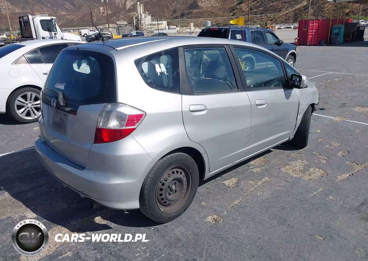 2013 Honda Fit VIN:JHMGE8H33DC050729 - 4