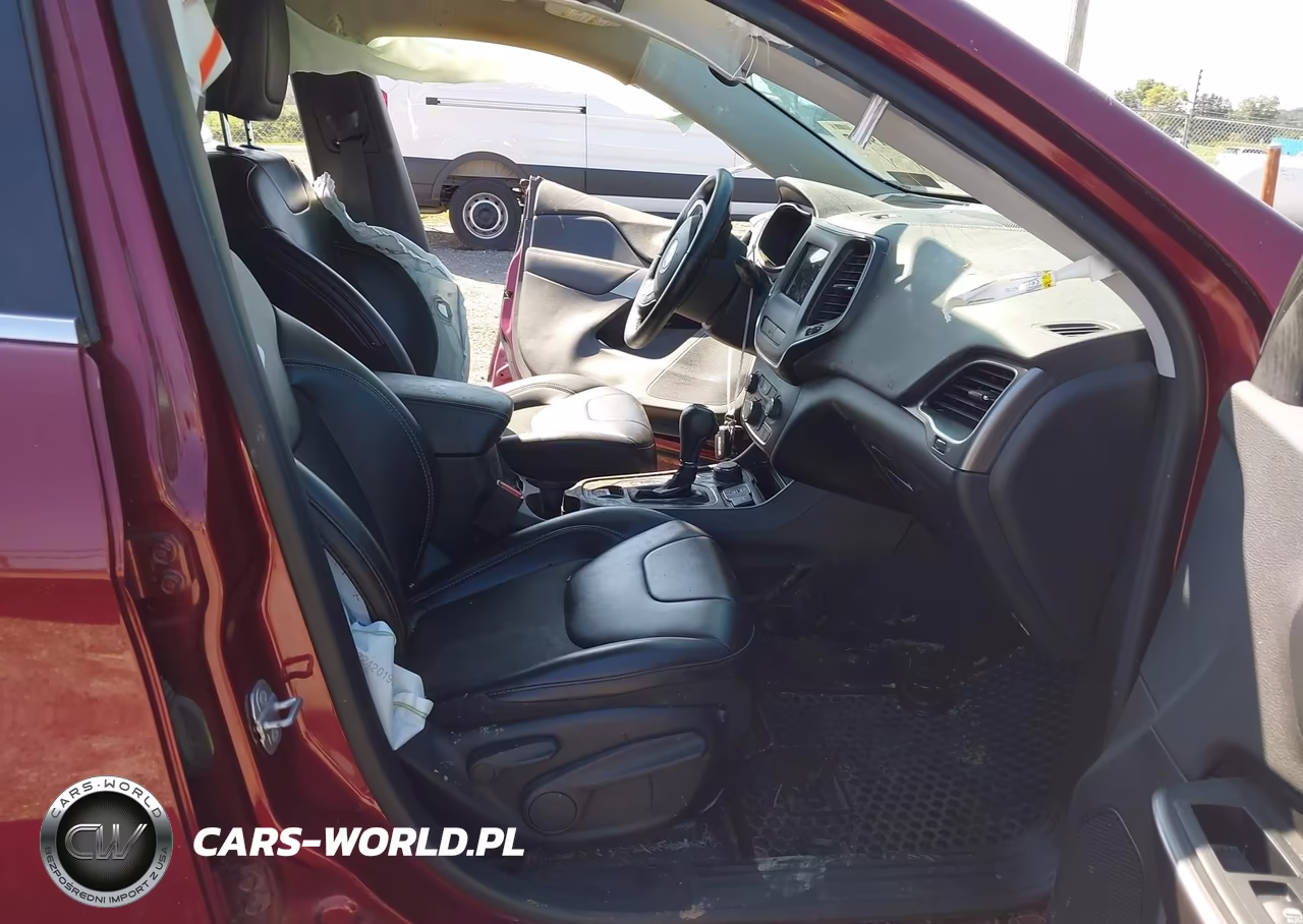 2019 Jeep Cherokee Latitude Plus 4X4 VIN:1C4PJMLBXKD386325 - 5