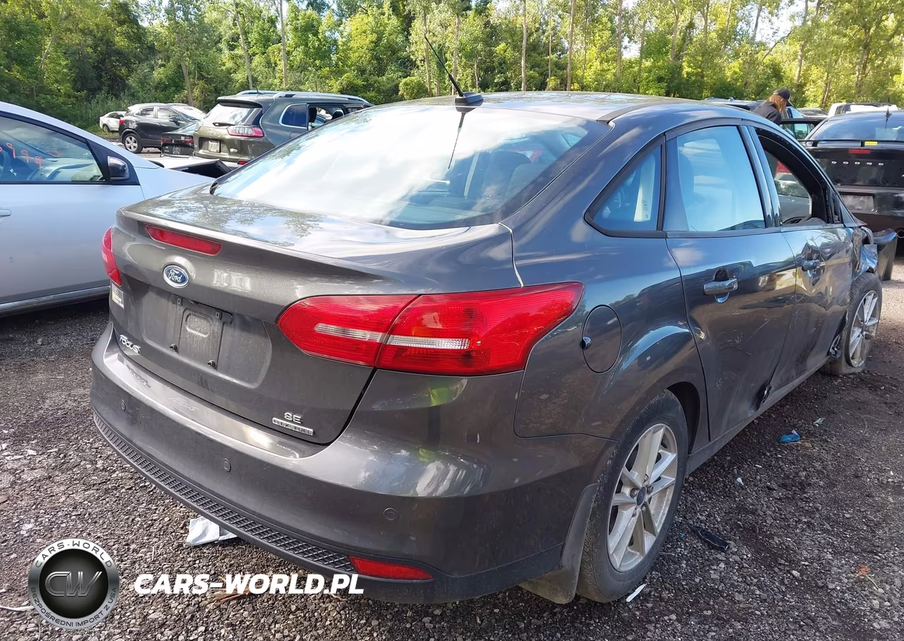 2015 Ford Focus Se VIN:1FADP3F29FL352062 - 4