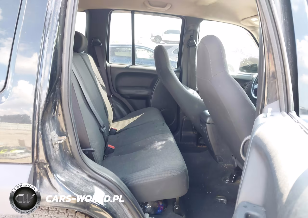 2004 Jeep Liberty Sport VIN:1J4GL48K94W274247 - 8