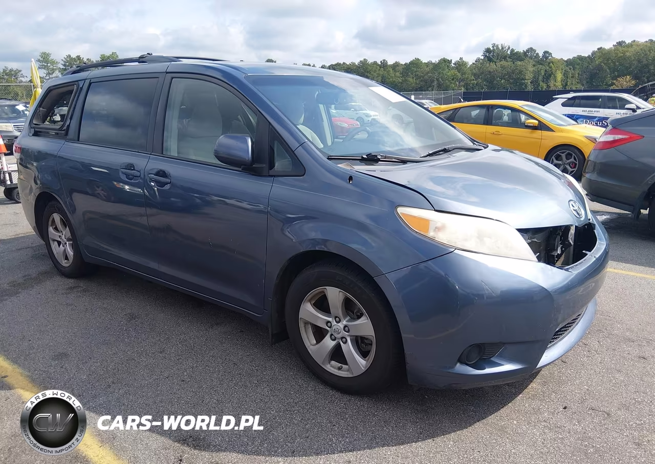 2013 Toyota Sienna Le V6 8 Passenger