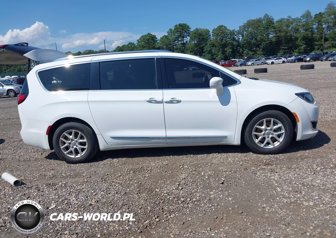 2020 Chrysler Pacifica Touring L VIN:2C4RC1BG8LR106401 - 13