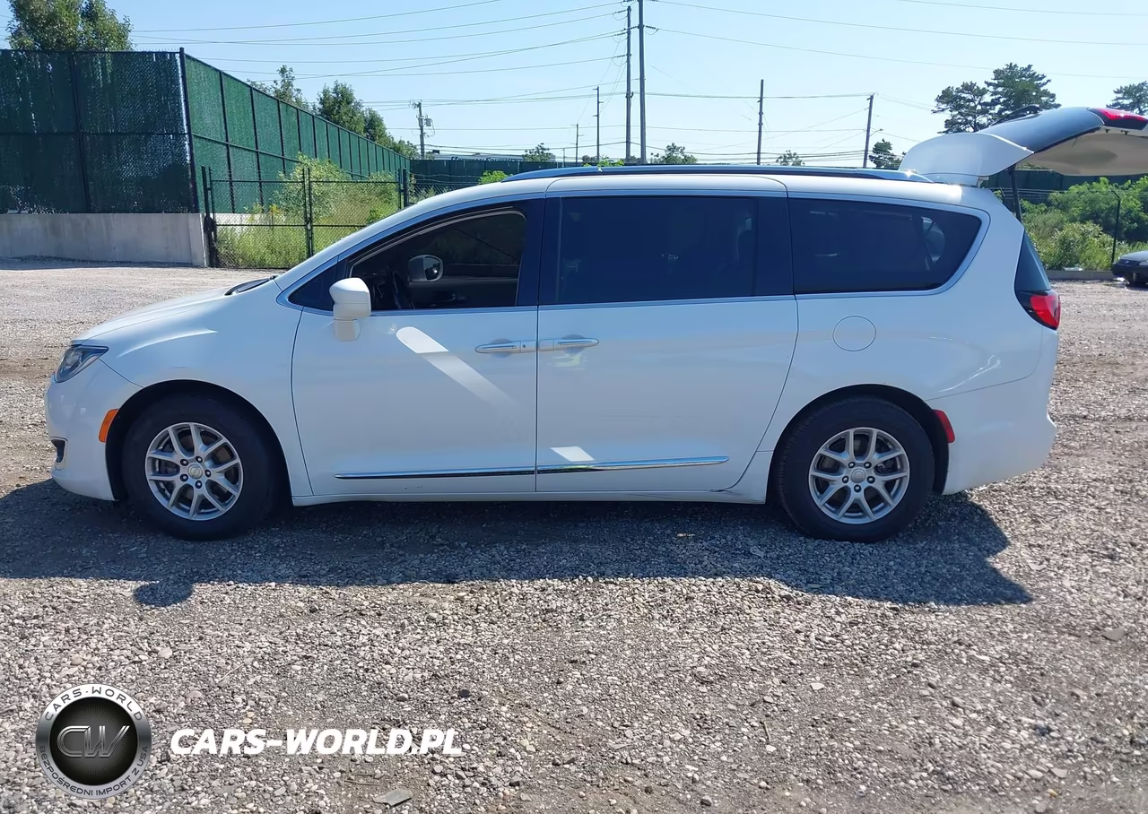 2020 Chrysler Pacifica Touring L VIN:2C4RC1BG8LR106401 - 14