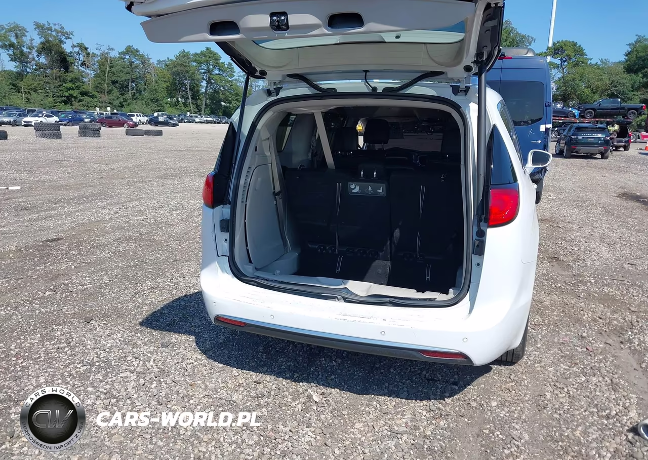 2020 Chrysler Pacifica Touring L VIN:2C4RC1BG8LR106401 - 16