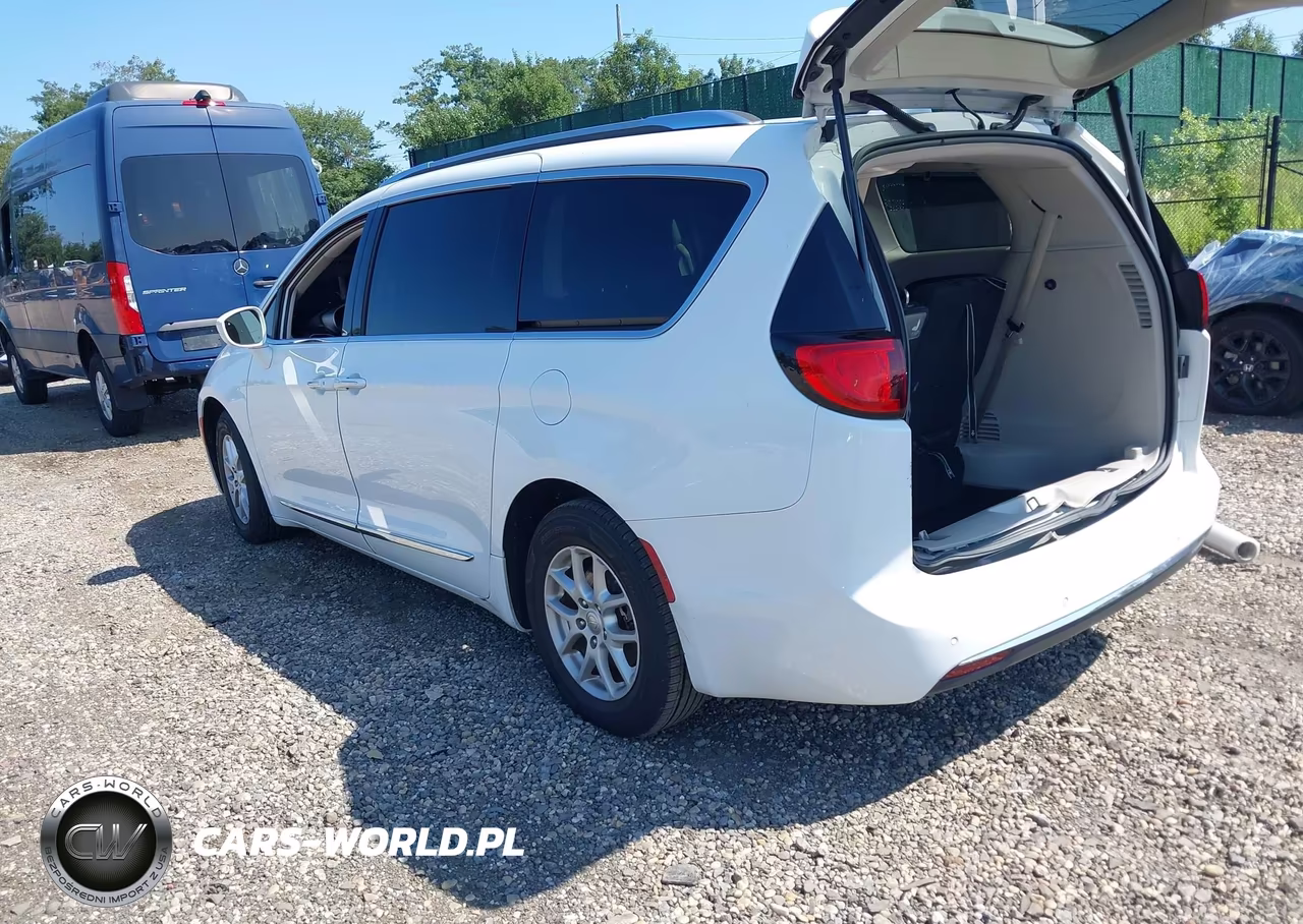 2020 Chrysler Pacifica Touring L VIN:2C4RC1BG8LR106401 - 3