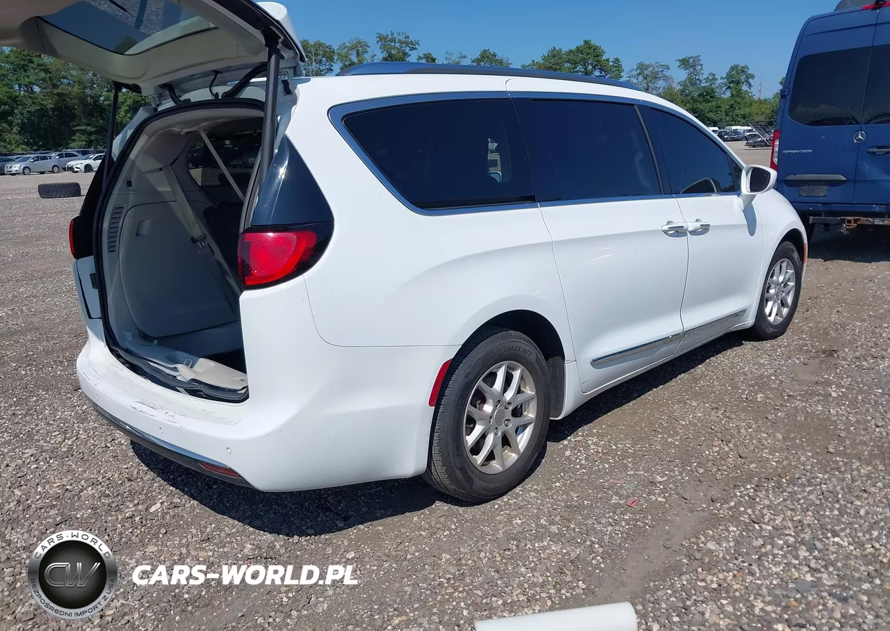 2020 Chrysler Pacifica Touring L VIN:2C4RC1BG8LR106401 - 4