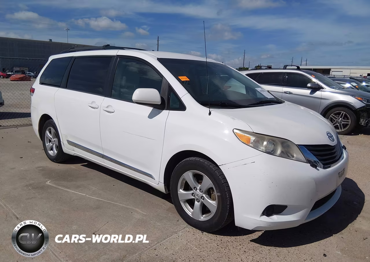 2012 Toyota Sienna Le V6 8 Passenger