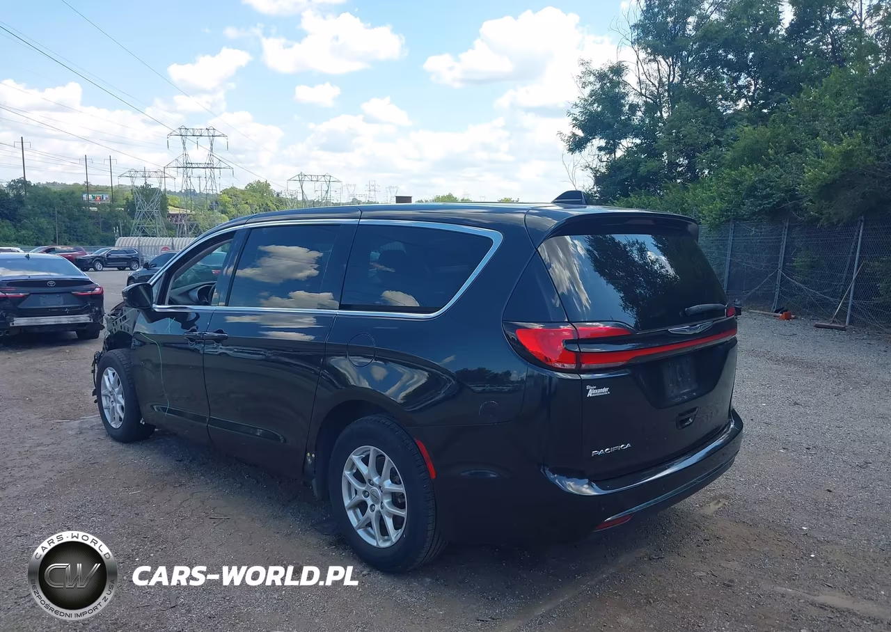2023 Chrysler Pacifica Touring L VIN:2C4RC1BG1PR550564 - 3