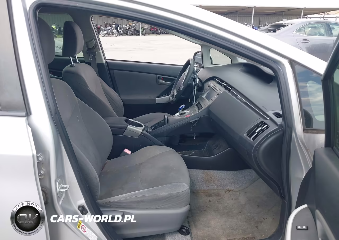 2013 Toyota Prius Two VIN:JTDKN3DU4D5541652 - 5