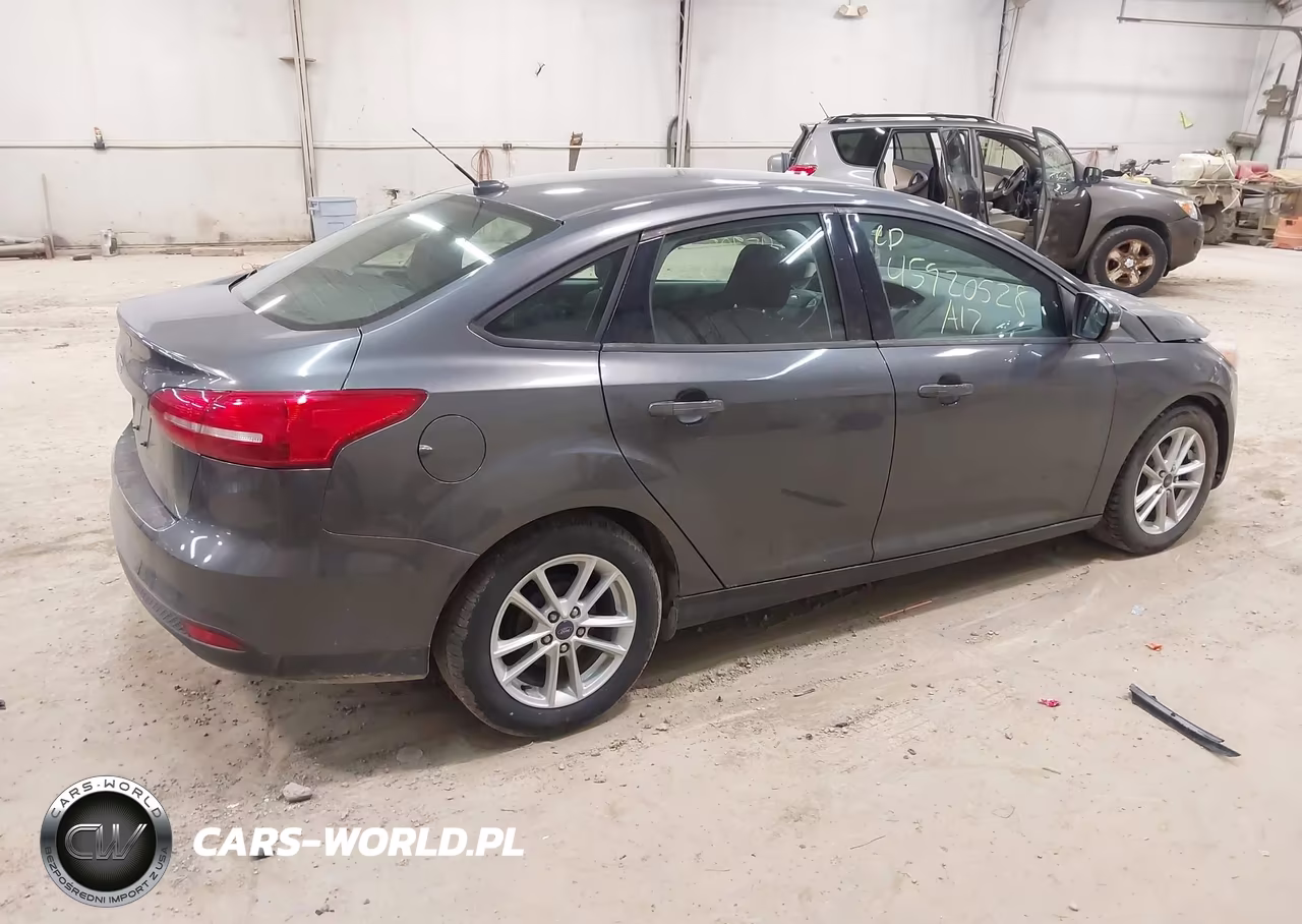 2017 Ford Focus Se VIN:1FADP3F20HL315453 - 4