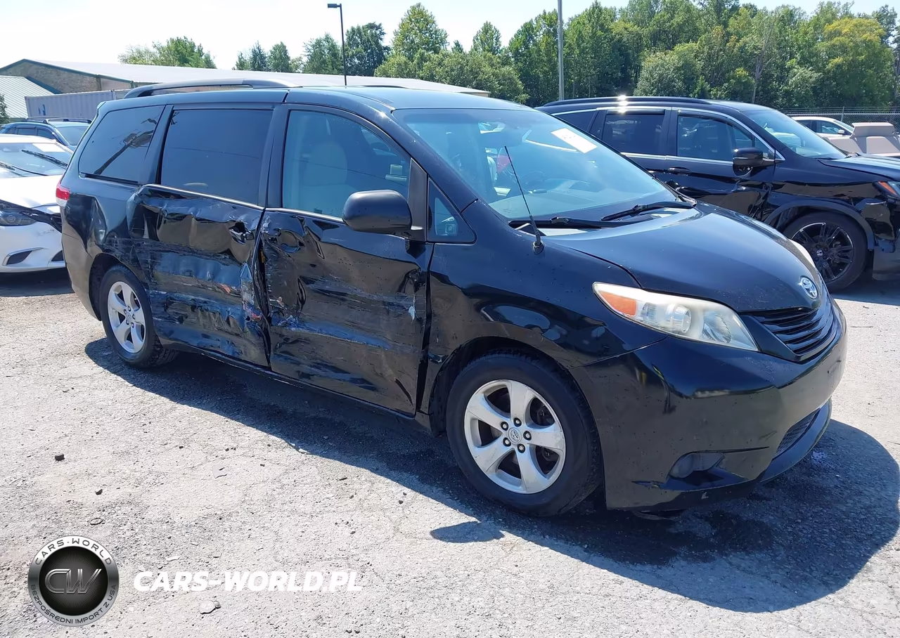 2013 Toyota Sienna Le V6 8 Passenger