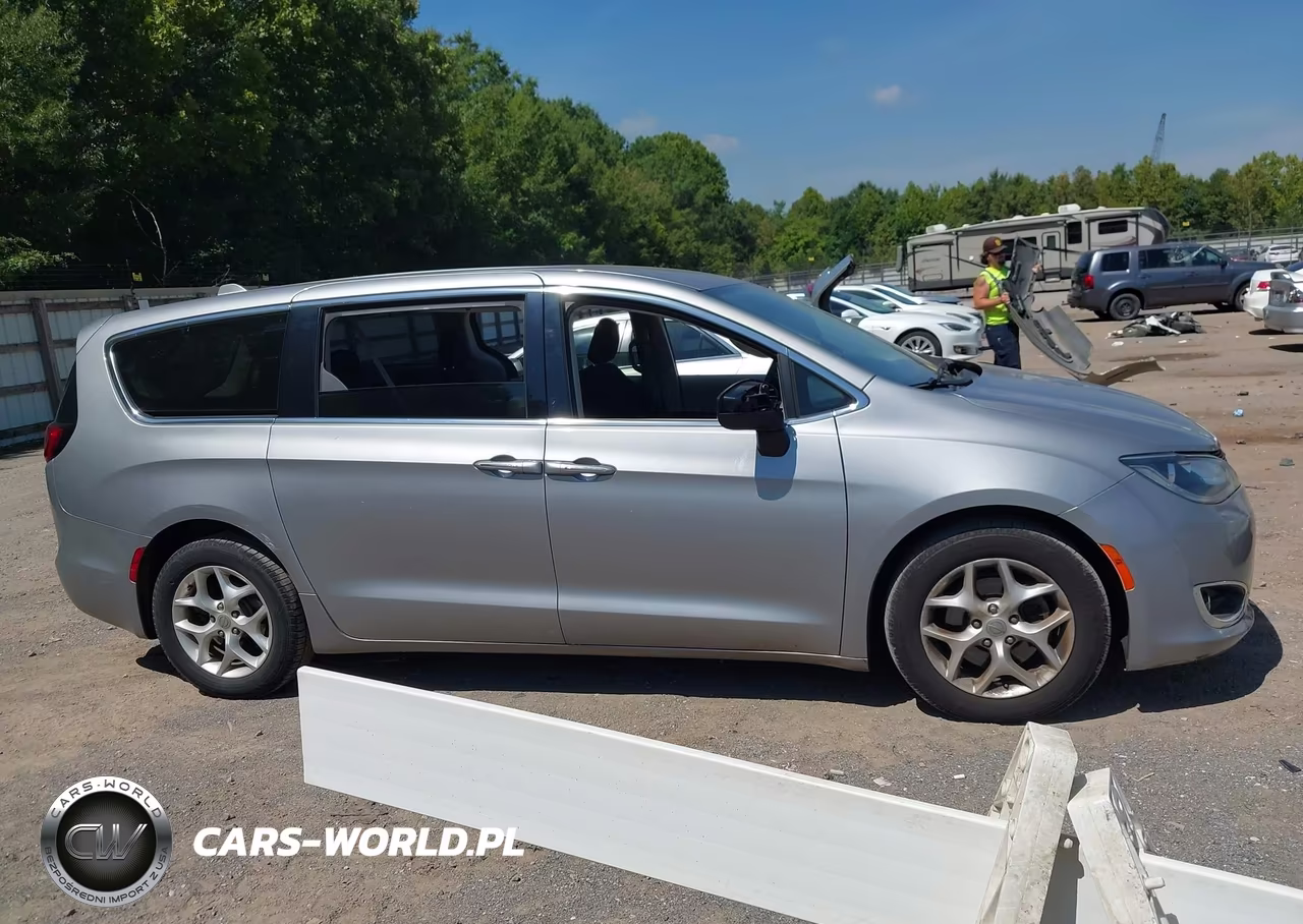2017 Chrysler Pacifica Touring Plus VIN:2C4RC1BG4HR777491 - 13