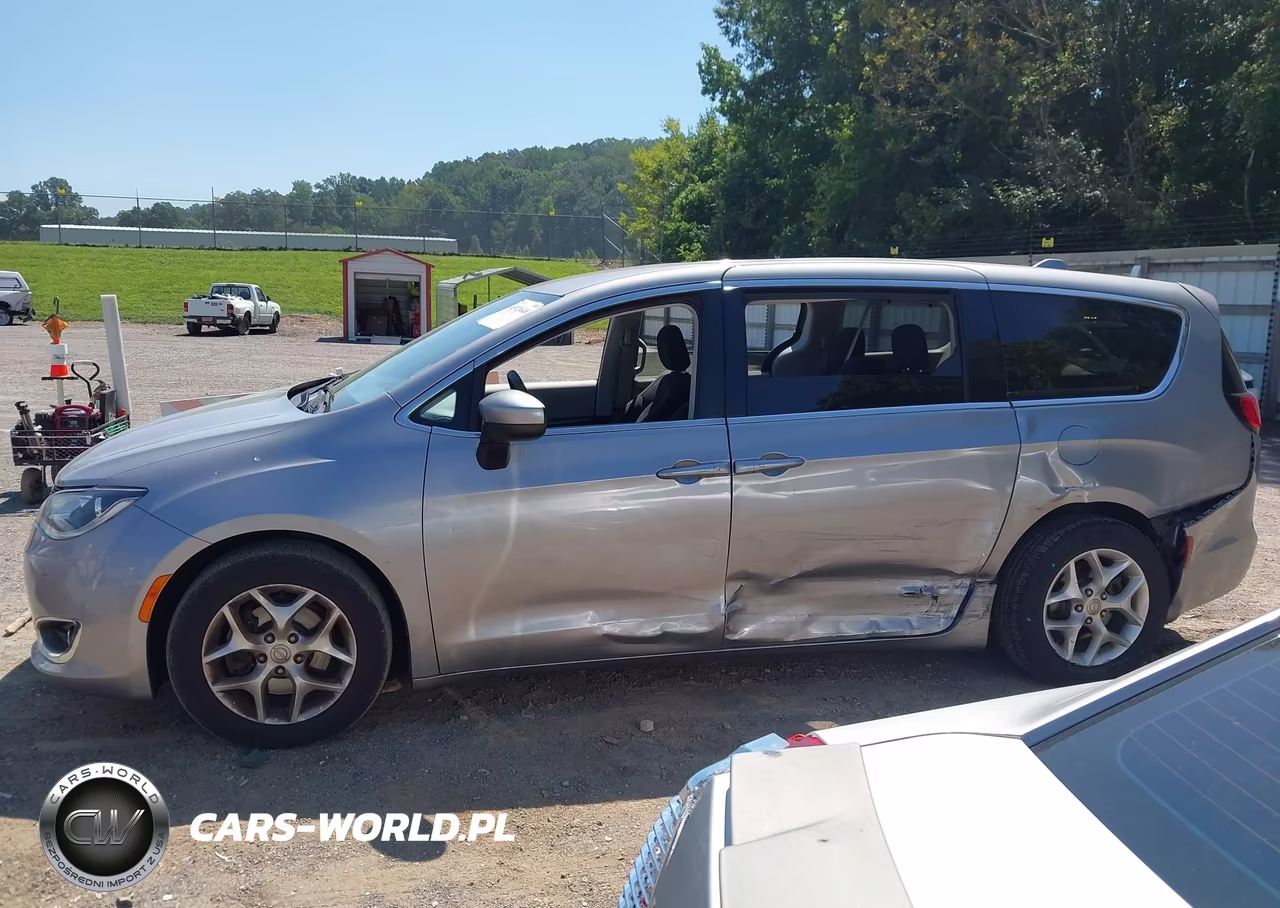 2017 Chrysler Pacifica Touring Plus VIN:2C4RC1BG4HR777491 - 14