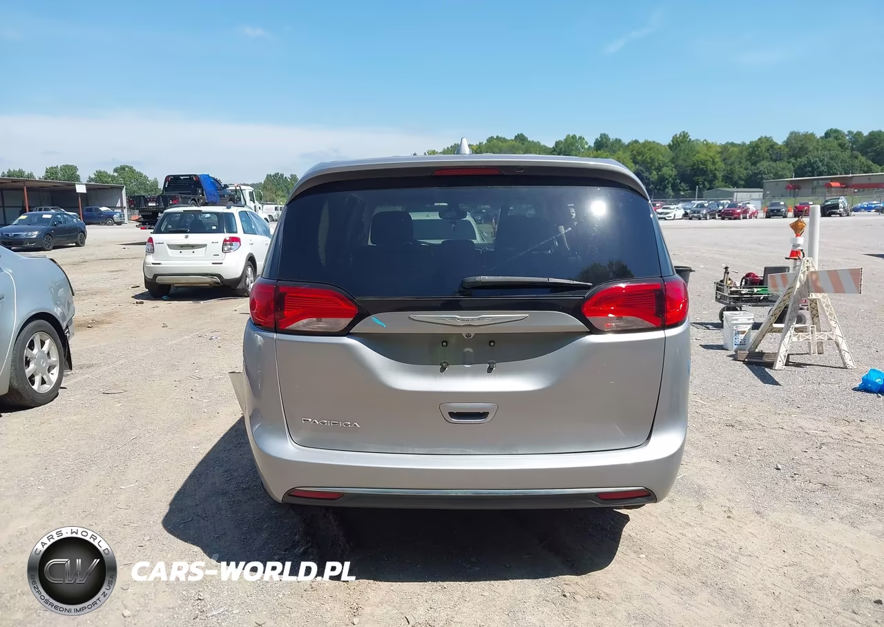 2017 Chrysler Pacifica Touring Plus VIN:2C4RC1BG4HR777491 - 16