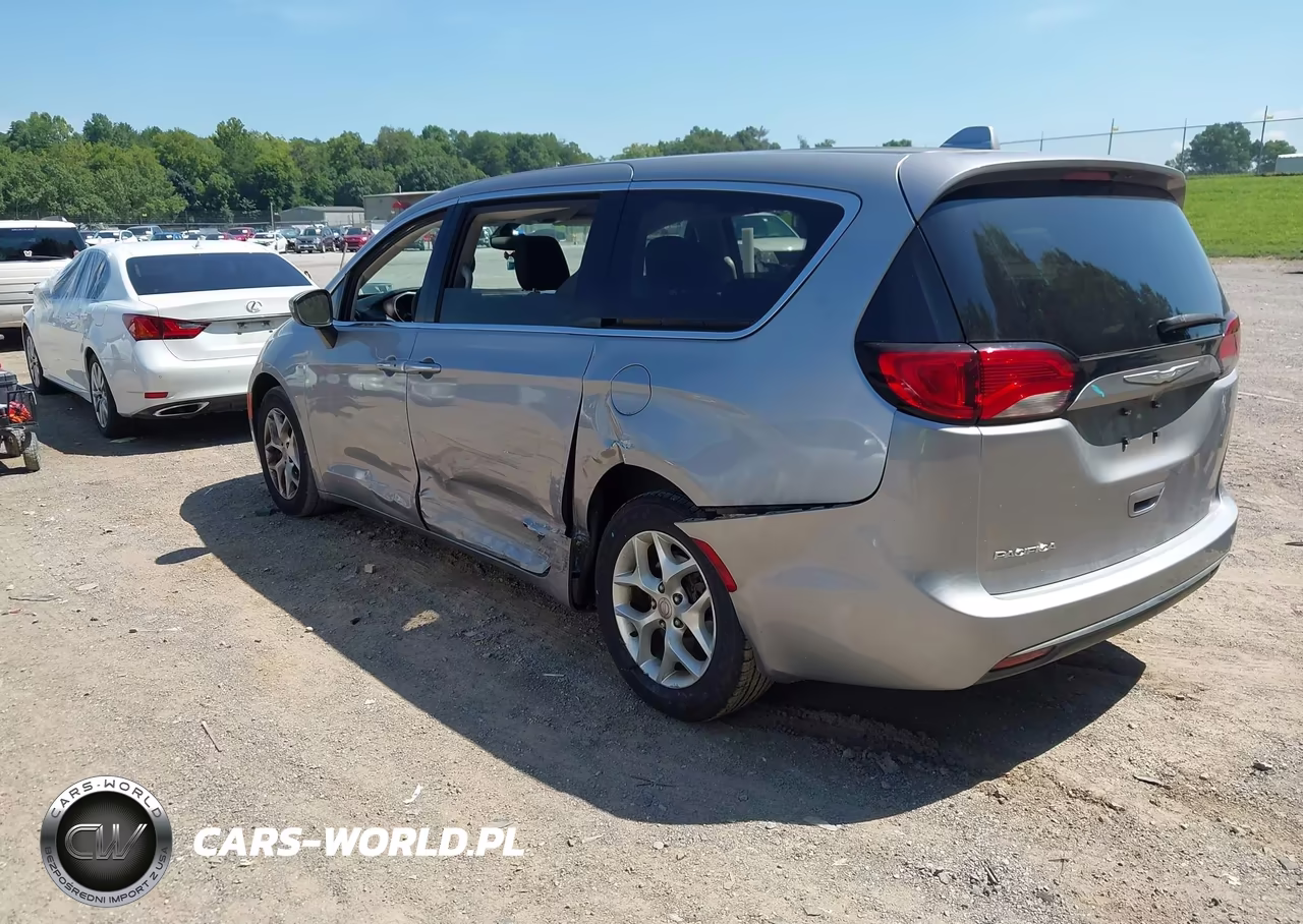 2017 Chrysler Pacifica Touring Plus VIN:2C4RC1BG4HR777491 - 3